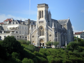 Venez et entrez dans l'église sainte-eugénie