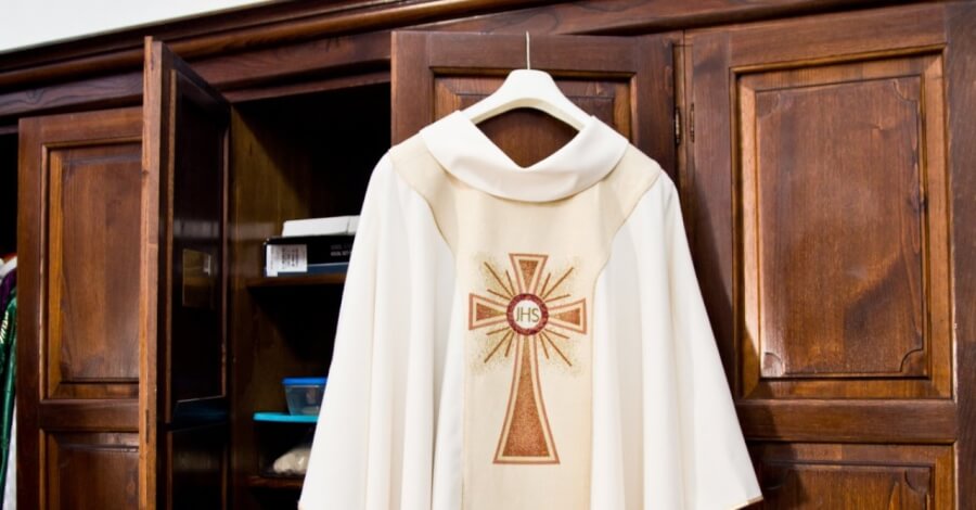 Ouvroir (réparation des vêtements liturgiques)